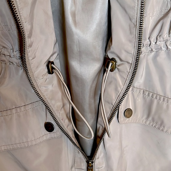 Michael Kors Lightweight Trench. - Picture 7 of 7